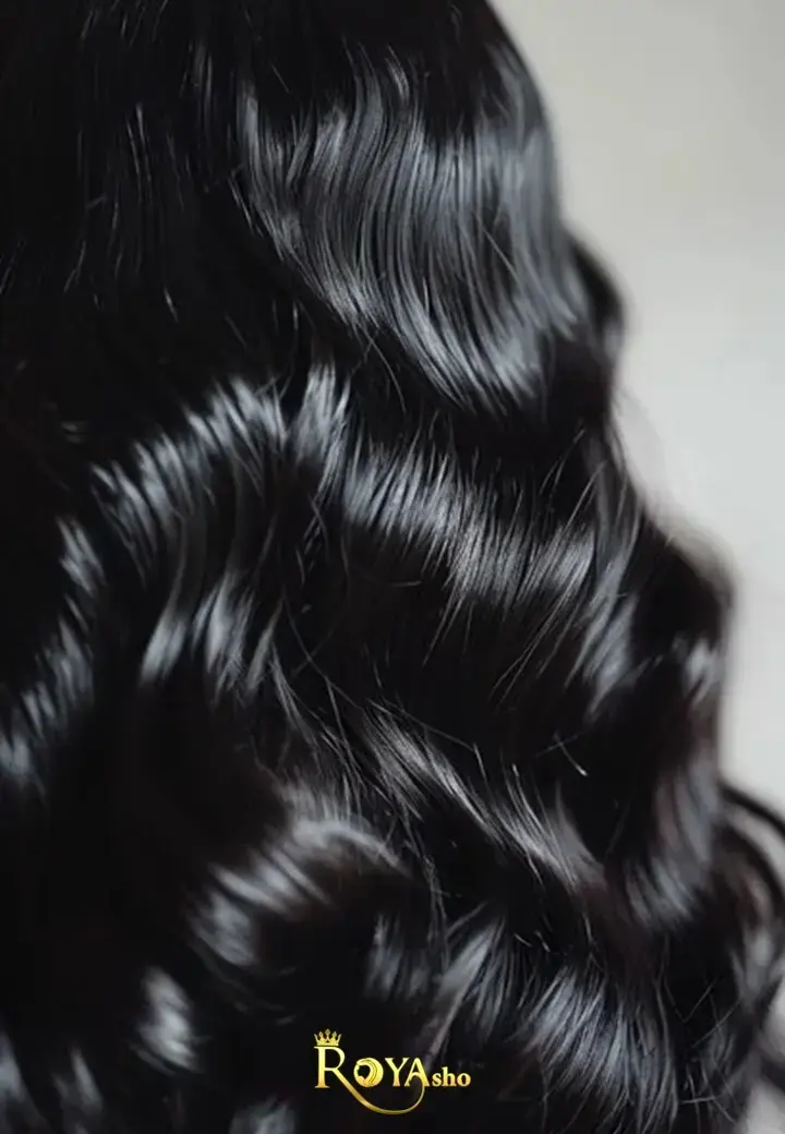 مشکی براق و پرانرژی که نور را منعکس می‌کند و مدرن‌تر از مشکی مات است.