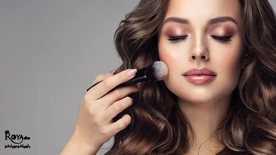 ترندهای میکاپ در سال 2025 به سمت سادگی، طبیعی بودن و تکنولوژی‌محور شدن پیش رفته‌اند