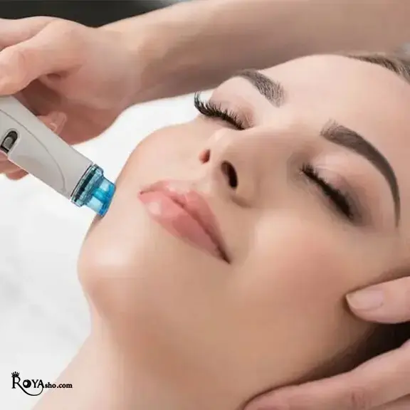 پاکسازی تخصصی پوست یکی از مهم‌ترین خدمات مراقبتی در کلینیک‌های زیبایی است که با هدف حذف آلودگی‌ها، چربی اضافه و سلول‌های مرده از سطح و منافذ پوست انجام می‌شود.