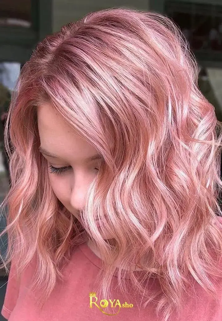 ترکیب رنگ مسی با ته‌رنگ صورتی که ظاهری نرم، رمانتیک و منحصر به فرد ایجاد می‌کند.