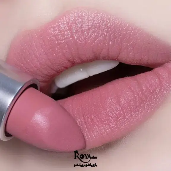 رنگ رژ کالباسی یکی از ترندهای جدید و بسیار محبوب در بین دختران جوان است.