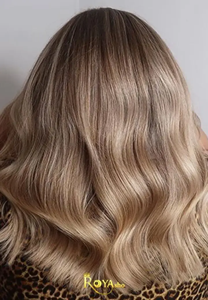 بلوند شنی یکی از محبوب‌ترین رنگ‌های بلوند در سال‌های اخیر است. این رنگ که کمی به سمت بژ و طلایی میل دارد، برای تقریباً همه پوست‌ها مناسب است