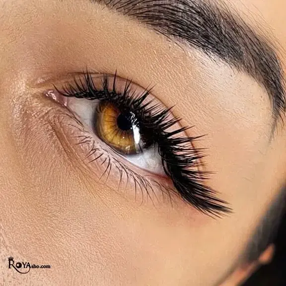 عوارض اکستنشن مژه معمولاً در اثر استفاده نادرست، چسب بی‌کیفیت یا مراقبت ناکافی بروز می‌کند