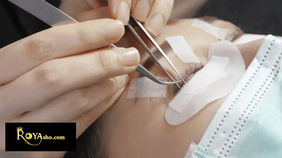 بعد از اکستنشن مژه، بهتر است تا ۲۴ ساعت از تماس مژه‌ها با آب و بخار خودداری کنید تا چسب کاملاً خشک شود.